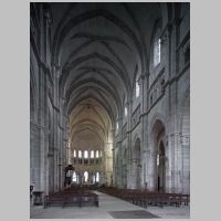 Cathédrale Saint-Mammès de Langres, photo Abdrew J. Tallon, mcid.mcah.columbia.edu, looking southeast.png